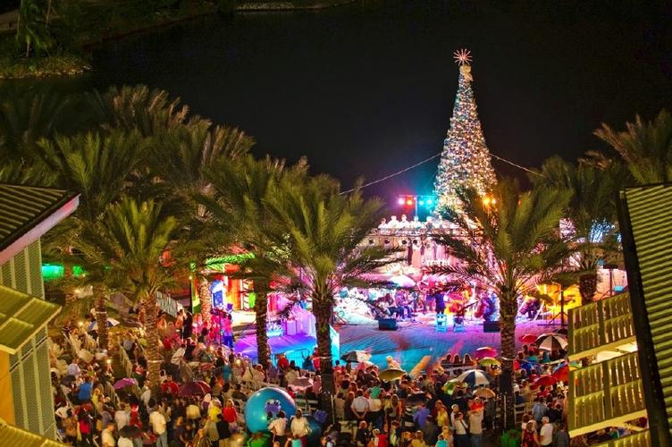 日落沙滩边的圣诞派对  大家兴奋而热烈,沉浸在属于圣诞节的沙滩派对