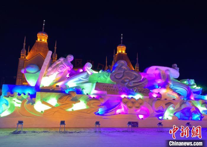 图为"喜迎"十四冬""主题的雪雕. 张玮 摄
