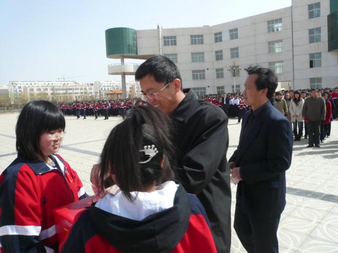 乌拉特前旗第一中学举办为青海玉树地震灾区捐款仪式