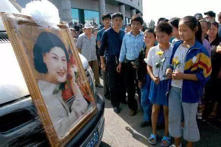 十三年前的今天高秀敏去世葬礼壮观群众围观场面难以控制