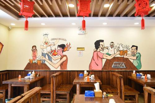 墙上的手绘也让撸串喝酒更有氛围啦!