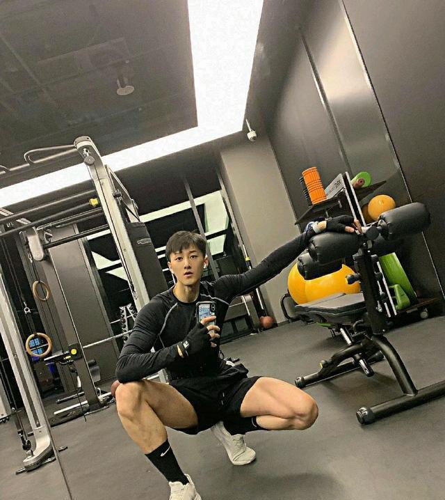健身房里爱自拍的肌肉男,阳光帅气的运动男生都是这么招人喜欢吗