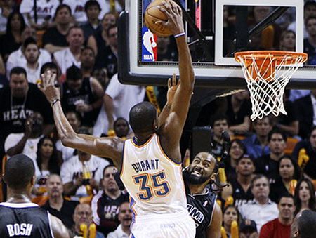 杜兰特砍30分9失误创新高 关键三分投成篮外空心