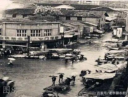 下图船夫正在撑船送过江的人. 下图沅陵县城内景色.