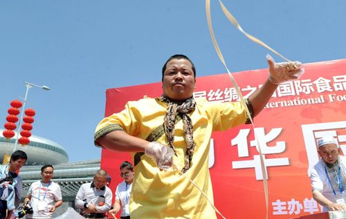 图为中华厨艺绝技表演现场,厨艺大师冶建军展示花式拉面绝活.