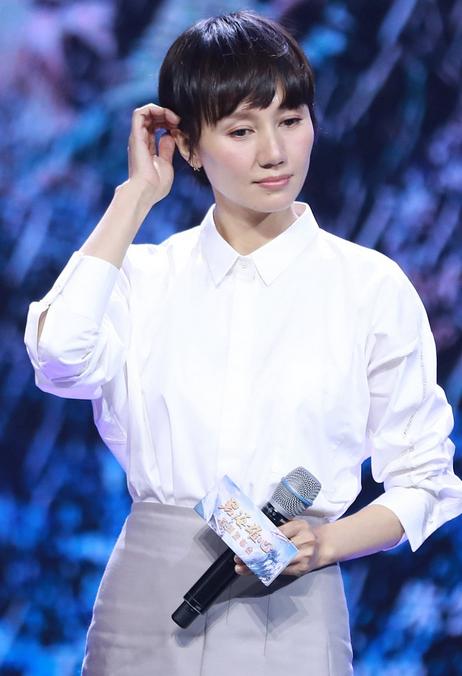 袁泉穿白衣长裙显知性美 优雅捋发