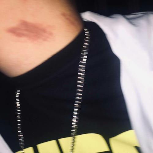 宝贝第一次跟我种草莓,害羞啦,在街上亲别人都忘着我们,真的尴尬