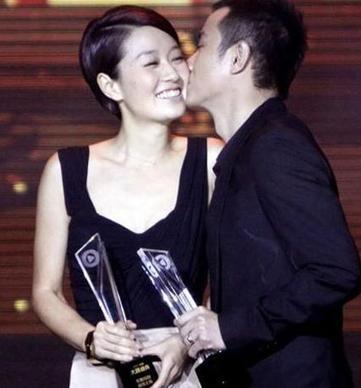 6月7日夜里,马伊琍在微博上传了三张照片,大秀全家人练习书法的雅兴.