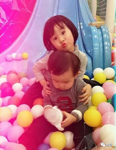 陆毅疑似生三胎儿子,抱着一个小男孩,参加女儿学校运动会,贝儿有弟弟