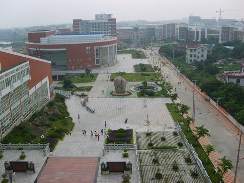  p>灵秀镇位于石狮市西南部,三面与晋江市接壤,东北与市区相连,西南与