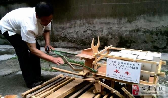 眉山这位老人牛成功复制木牛流马图