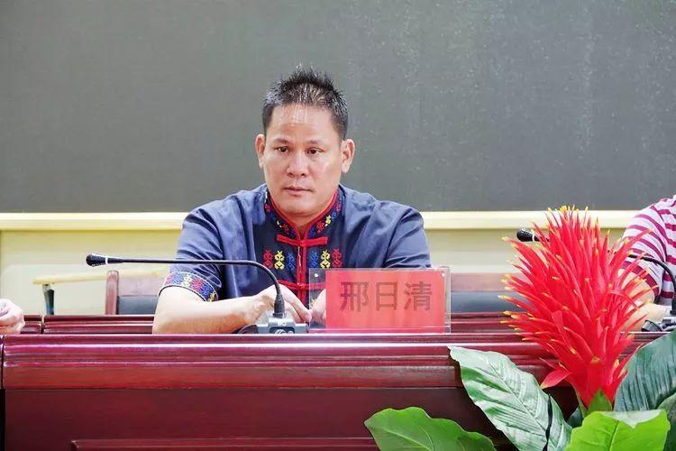 副队长:韦泽荣,乐东县歌舜团歌手,海南曲艺家协会会员,中国黎族原