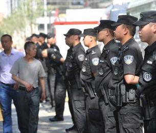 据开庭法院发布的公告显示,被告人王文军犯故意伤害罪,滥用职权罪,郭