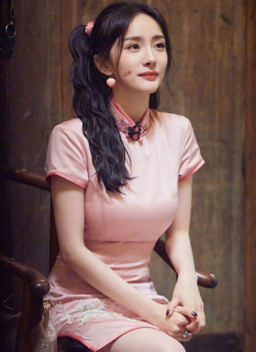 杨幂真有勇气!大胆挑战"绑带鞋",看她秀出的腿才懂自信原因