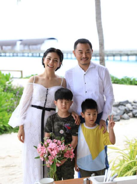 沙溢晒老婆美照,43岁胡可肚子明显,被网友质疑怀第三胎