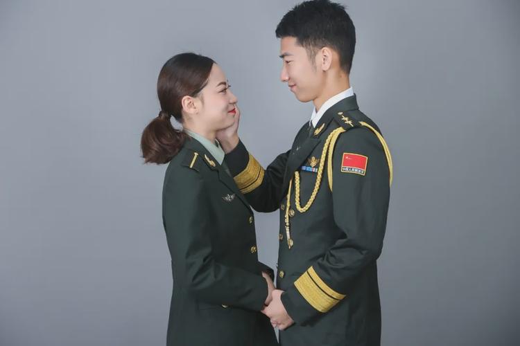 钱柜娱乐777手机版_相恋6年,男军官和女士官结婚了