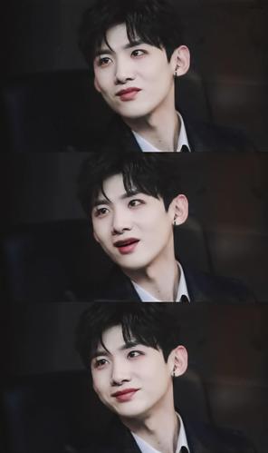 《明星大侦探》回归,白敬亭烟熏妆抢眼,黑色西装走酷帅风