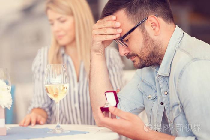 意想不到的求婚时刻, 失望的男人, 女人拒绝了他的建议