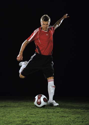 图文:贝克汉姆演绎英雄需要团队 展示绝妙脚法