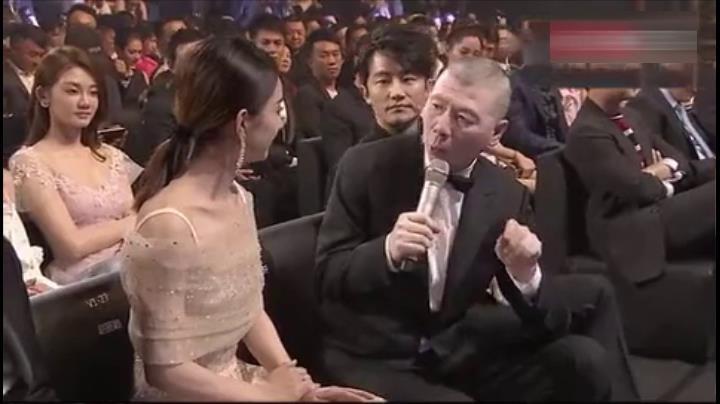 赵丽颖撒娇冯小刚: 你咋不理我呢? 冯小刚赔罪: 改天咱们喝酒去!