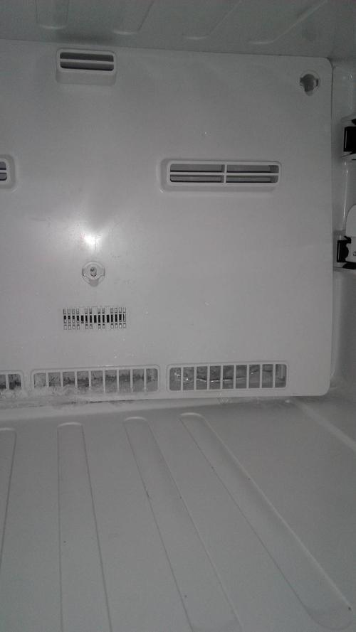 海尔冰箱的排水孔在哪