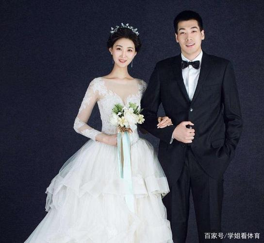 任骏飞妻子发照,肤白貌美,被赞是宏远最美太太,两人结婚1年