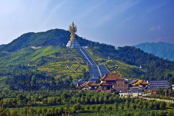 距离前面古刹沩山仰宗的祖庭密印寺仅百步之遥,坐落世界第一千手观音