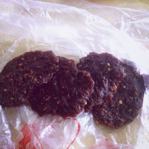 辣椒饼是江西省抚州市广昌县的一道美味佳肴,主料是红辣椒,糯米粉,水