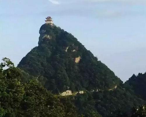 擂鼓台,是陕南著名道教圣地和旅游风景区,1995年,被列为省级森林公园