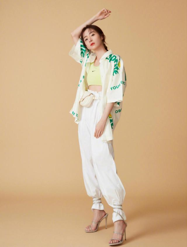 原创初秋清爽穿搭来袭,胡冰卿将雪碧穿在身上,这才是秋天的样子