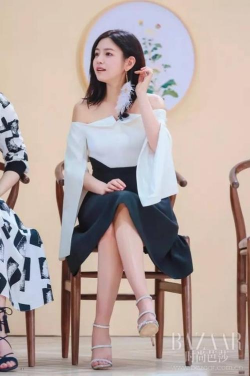 同时还超显腿长呢～   当然你一定会说,女明星穿的凉鞋不适