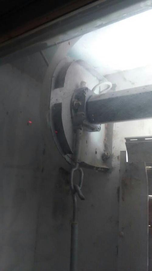 这种电动卷帘门他的上下限位在什么地方,图123自己可以调整吗?