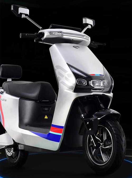 新蕾推出n90高速电摩,配备72v30ah电池,续航100公里,时速70码