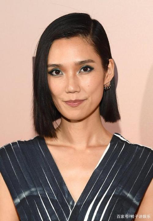 冈本多绪出席美剧首映一袭长裙冷艳端庄亚洲清新面孔代表