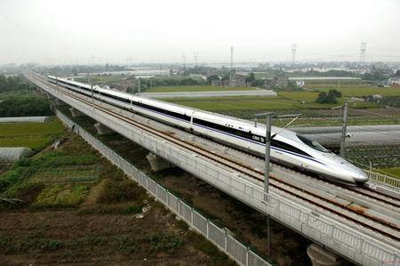 我给2个吧,这是跑300的高铁,是高铁中最快的车型,叫crh380a,昵称老鼠