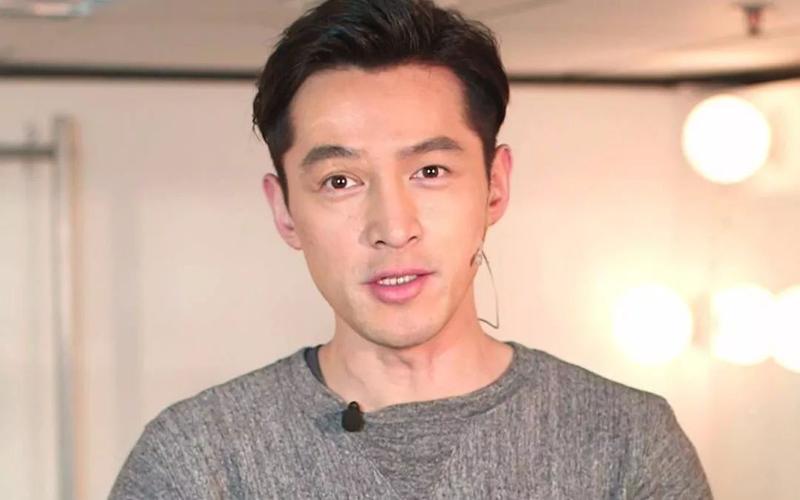 所以至今他的眼角始终能看到车祸的留下的疤痕.