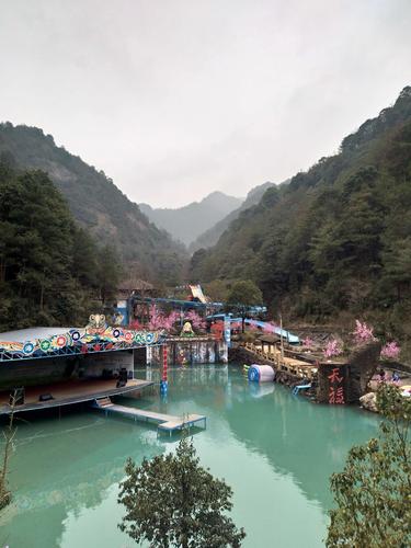 盘龙谷一日游 写美篇 永康桃花红 文/诗缘 在那桃花盛开的地方 她的