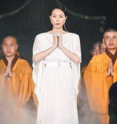 王菲为佛教晚会献唱《心经》 白纱长裙宛如圣女