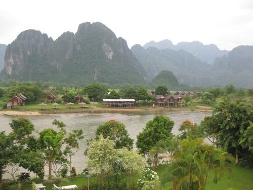 老挝风光:万象街头的按摩院和美容院