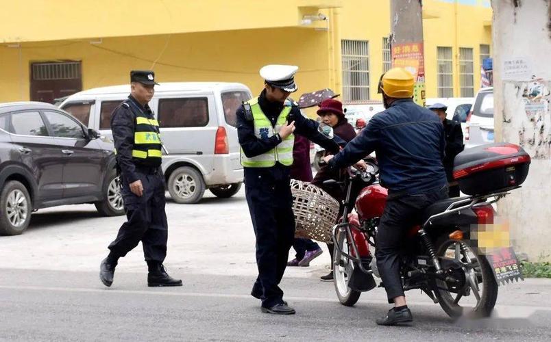 武宣交警查处摩托车各类交通违法行为400余起,扣