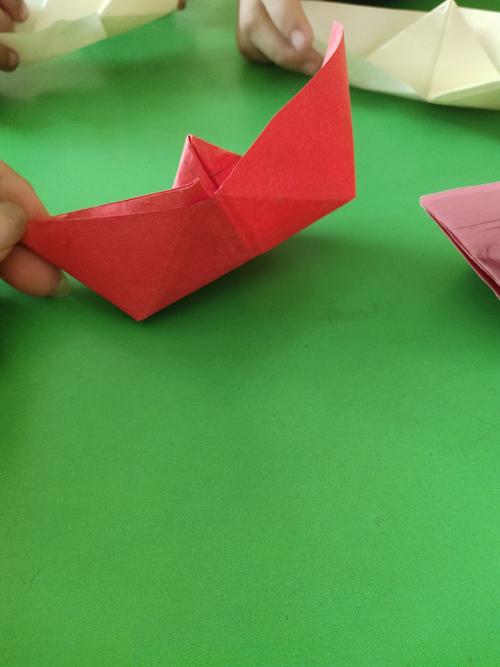 乐贝儿幼儿园大二班折纸船手工课