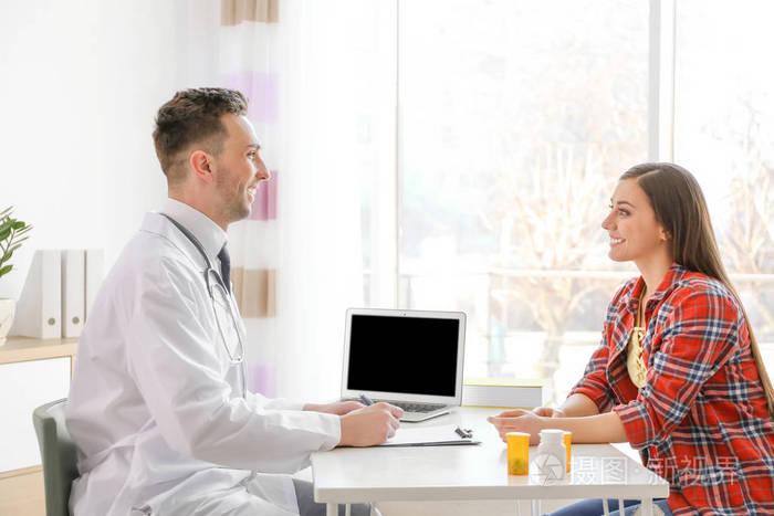 男性医生咨询门诊