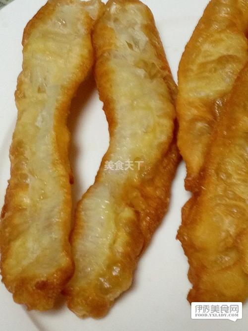 家庭厨房小油条"油条是中国北方的传统早餐之一,呈长条形,中空外脆,吃