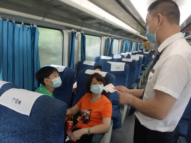 时光的乘务员,洋溢着笑容有序地在梅州公寓列队准备出乘t8367次列车