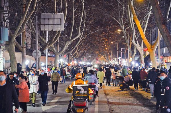 烟火气重新归来郑州市健康路夜市开市了