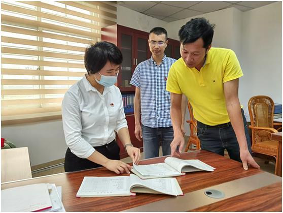 图:群青村委会主任林志民(右1)在向台商投资区国库支付中心人员介绍