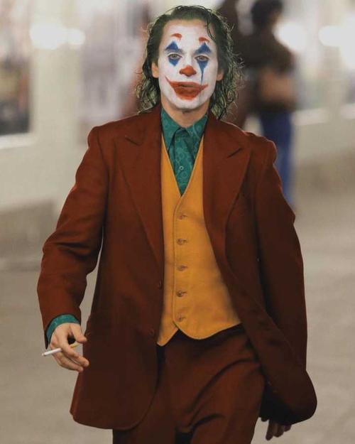 如何评价杰昆菲尼克斯(joaquin phoenix)扮演的小丑?