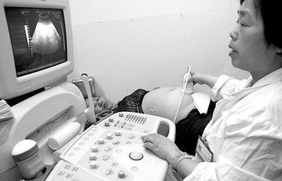 大肚女子自称怀胎4年 b超显示无胎儿(组图)