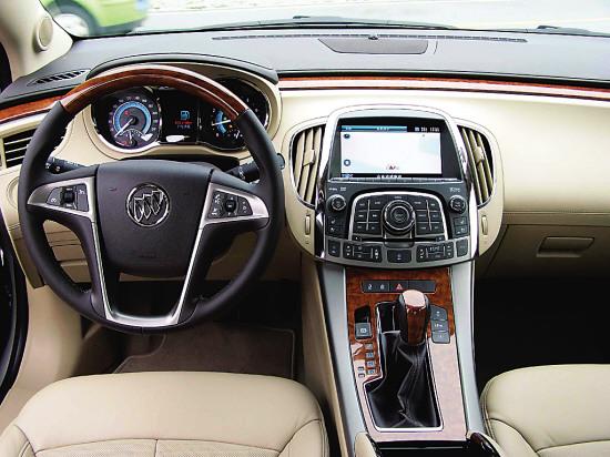 内饰:实用中透着精致 新君越的内饰部分继续保持了别克新款系列