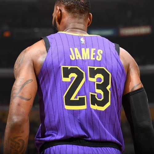 詹姆斯疯狂拍打自己的头,大儿子贡献湖人主场第一扣!